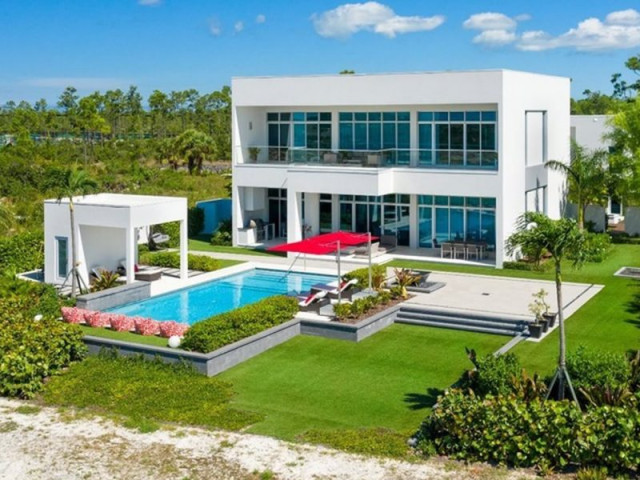 Magnificent 5 Bedroom Luxury Designer Community Golf Villa for Sale in New Providence, Bahamas