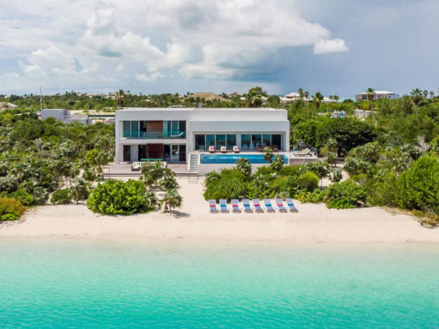 Wonderful 6 Bedroom Modern Luxury Beachfront Villa for Sale in Turks & Caicos