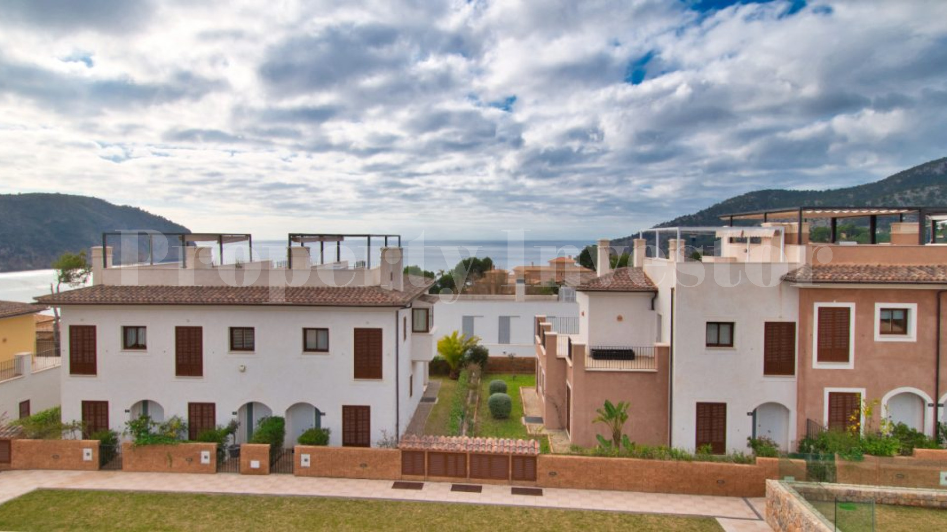 Modern 2 Bedroom Sea View Townhouse in Camp de Mar