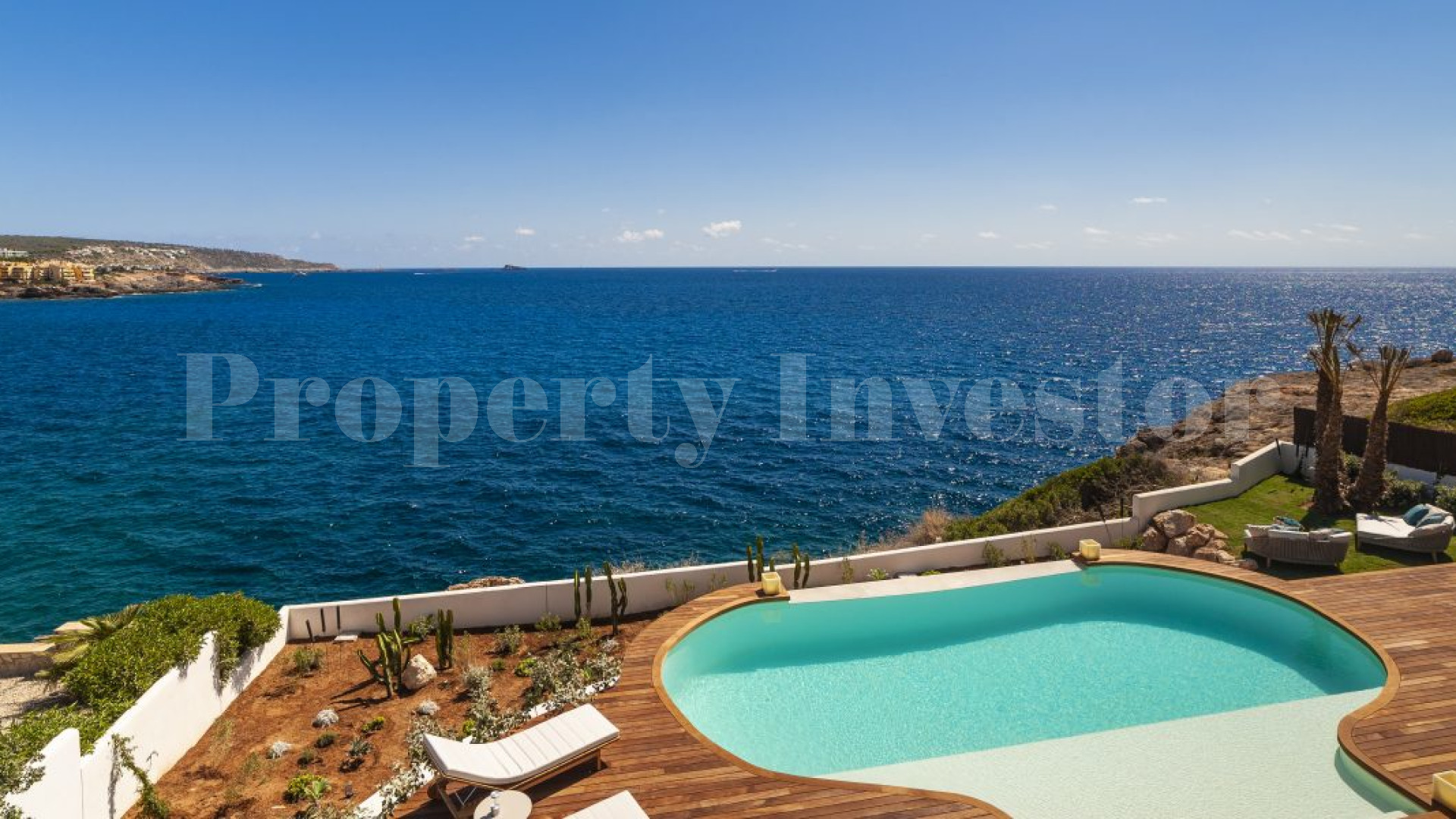 Stunning 4 Bedroom Seafront Villa in Nova Santa Ponsa